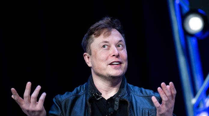 Musk: “Volevo vendere Tesla ad Apple, ma Cook non mi ha mai richiamato”