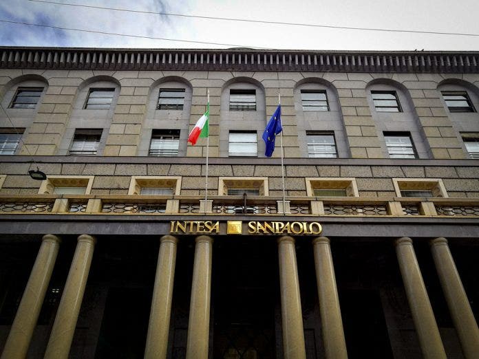 Trimestre super per Intesa Sanpaolo: titolo su in Borsa, confermati i dividendi